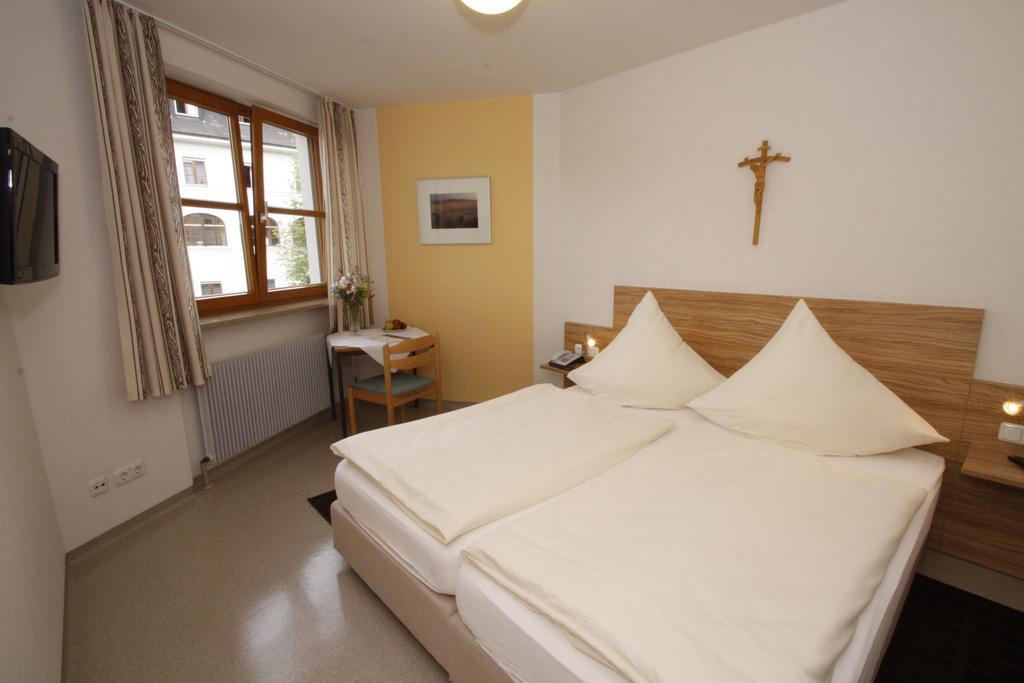 Kloster St. Josef Neumarkt in der Oberpfalz Chambre photo
